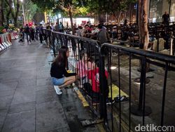 Penampakan Pengantre iPhone Menginap, Tak Gentar Hujan Deras