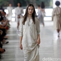 10 tahun berkarya, desainer Sapto Djojokartiko menggelar show tunggal pertamanya sekaligus menghadirkan koleksi terbarunya yang terinspirasi dari era 1980, berlangsung di Istora Senayan, Jakarta. Foto: Mohammad Abduh/Wolipop