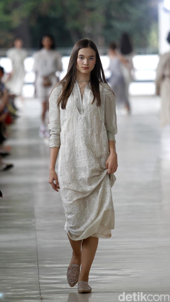 10 tahun berkarya, desainer Sapto Djojokartiko menggelar show tunggal pertamanya sekaligus menghadirkan koleksi terbarunya yang terinspirasi dari era 1980, berlangsung di Istora Senayan, Jakarta. Foto: Mohammad Abduh/Wolipop