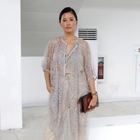 Titi Rajo Bintang muncul dengan kaftan transparan yang membungkus jumpsuit coklatnya. (Foto: Mohammad Abduh/Wolipop)