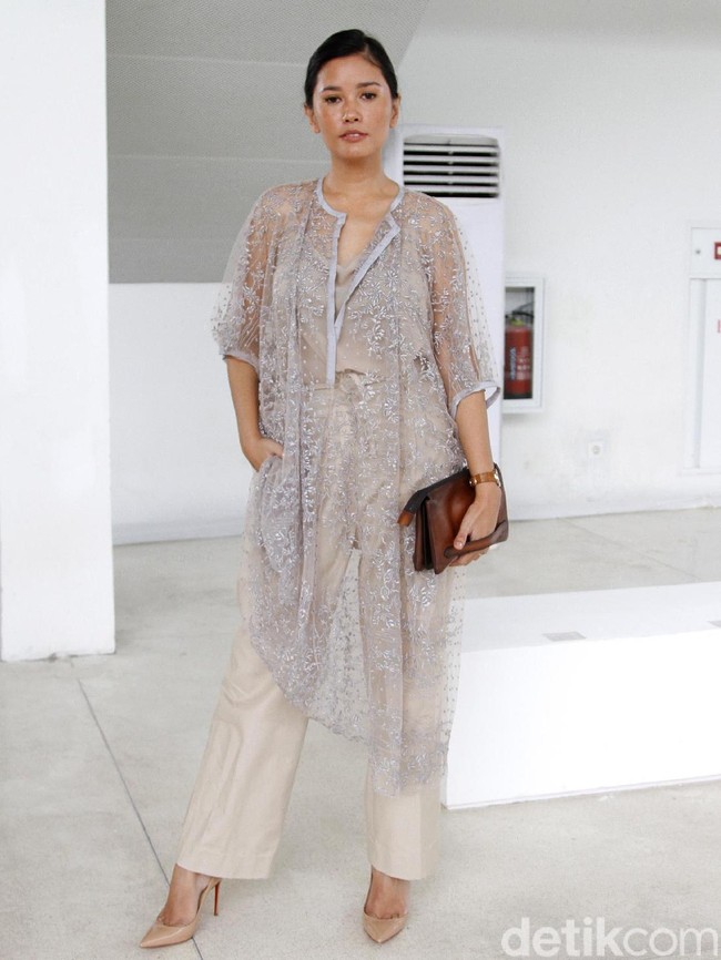 Titi Rajo Bintang muncul dengan kaftan transparan yang membungkus jumpsuit coklatnya. (Foto: Mohammad Abduh/Wolipop)