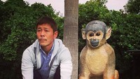 Yusaku memang eksentrik dan beda dengan miliarder lainnya. Yusaku memperoleh kekayaannya dari bisnis fashion online, Zozotown yang dia dirikan di tahun 2004