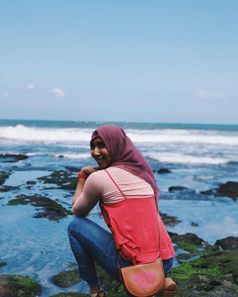 Gaya Berfoto Di Pantai  gaya selfie kekinian 