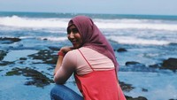 Gayanya saat berfoto di tepi pantai Bali (ainramli/Instagram)  