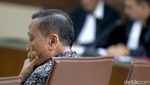 Senyum Amin Santono di Sidang Dakwaan Kasus Korupsi