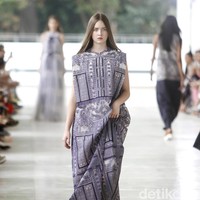 10 tahun berkarya, desainer Sapto Djojokartiko menggelar show tunggal pertamanya sekaligus menghadirkan koleksi terbarunya yang terinspirasi dari era 1980, berlangsung di Istora Senayan, Jakarta. Foto: Mohammad Abduh/Wolipop