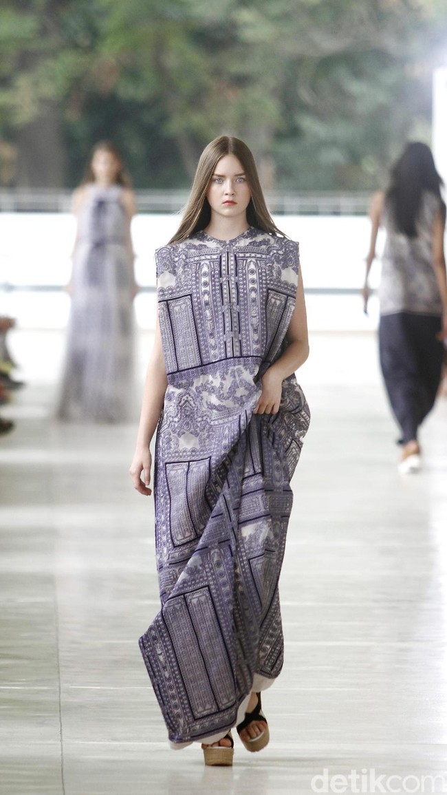 10 tahun berkarya, desainer Sapto Djojokartiko menggelar show tunggal pertamanya sekaligus menghadirkan koleksi terbarunya yang terinspirasi dari era 1980, berlangsung di Istora Senayan, Jakarta. Foto: Mohammad Abduh/Wolipop