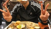 Armaan tentu tak melewatkan makanan dari tanah kelahirannya. GUJARATI THAAL!!!, tulis penyanyi yang bisa main gitar ini. Foto: Instagram armaanmalik22