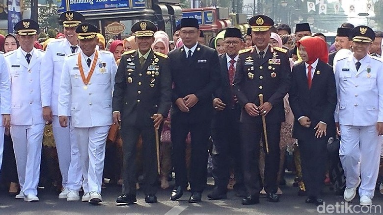 Ridwan Kamil-Aher Kompak Antar 6 Kepala Daerah yang Dilantik Ridwan Kamil-Aher Kompak Antar 6 Kepala Daerah yang Dilantik