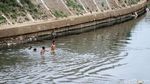 Air Surut, Sungai Ciliwung Jadi Tempat Berenang Anak-anak