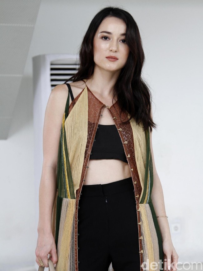 Julie Estelle menyempurnakan gayanya dengan makup natural. (Foto: Mohammad Abduh/Wolipop)