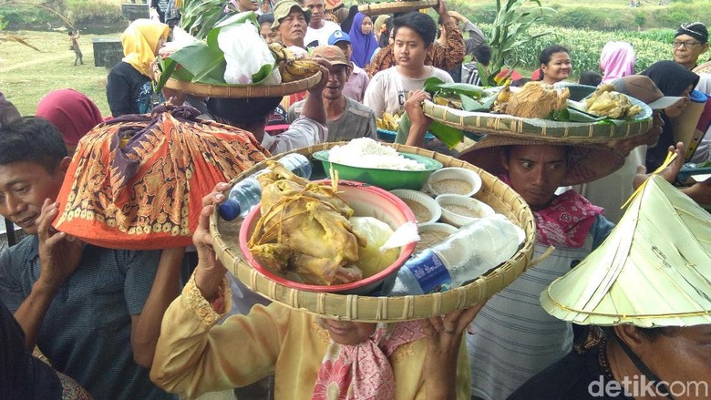 Ungkap Rasa Syukur, Petani Jepara Kirab 1.000 Ingkung Ayam Ungkap Rasa Syukur, Petani Jepara Kirab 1.000 Ingkung Ayam