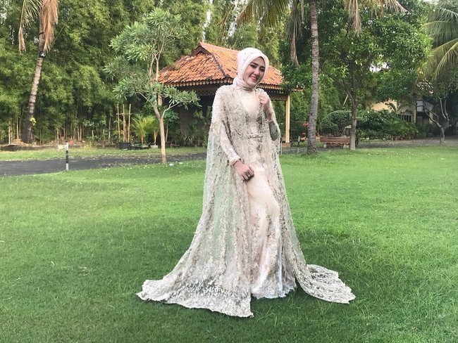 Tak hanya Ramadan, Via juga tampil memakai busana muslim karya desainer Qonita Ghalib saat Isra Miraj. Busananya tampak glamor dengan bahan lace sebagai outer.Foto: Dok. Instagram