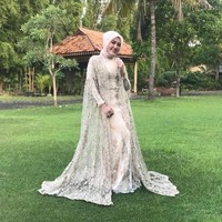 Tak hanya Ramadan, Via juga tampil memakai busana muslim karya desainer Qonita Ghalib saat Isra Miraj. Busananya tampak glamor dengan bahan lace sebagai outer.Foto: Dok. Instagram