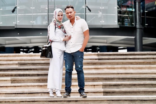Angel Lelga dan Vicky yang pernikahannya sempat dikabarkan sebuah kawin kontrak tampak mesra dan kompak memakai busana putih. Angel pun melengkapi penampilannya dengan tas Hermes Kelly 35 cm ebene porosus crocodile gold hardware seharga US$ 75.750 atau sekitar Rp 1,1 miliar. Foto: Instagram