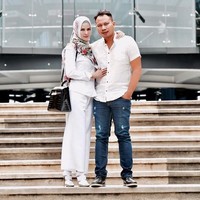 Angel Lelga dan Vicky yang pernikahannya sempat dikabarkan sebuah kawin kontrak tampak mesra dan kompak memakai busana putih. Angel pun melengkapi penampilannya dengan tas Hermes Kelly 35 cm ebene porosus crocodile gold hardware seharga US$ 75.750 atau sekitar Rp 1,1 miliar. Foto: Instagram