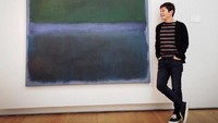 Yusaku sangat suka dengan seni. Dia rela keliling dunia bahkan merogoh kocek dalam-dalam demi sebuah karya seniman yang dia sukai (Instagram/@yusaku2020)  