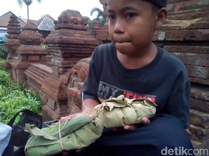 Ribuan Warga Berebut Nasi Berkat Tradisi Buka Luwur Sunan Kudus