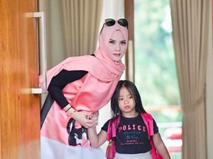Dulu Disembunyikan, Angel Lelga Makin Sering Posting Foto Bareng Anak