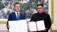 Kunjungan Presiden Moon Jae-In ke Korea Utara menjadi momen pertama dalam 11 tahun terakhir. Dalam kunjungan itu Moon memiliki misi untuk menghidupkan kembali momentum dialog antara Korut dengan Amerika Serikat (AS) terkait denuklirisasi yang mulai memudar dan meningkatkan prospek untuk mengakhiri Perang Korea secara resmi. Pyeongyang Press Corps/Pool via Reuters.