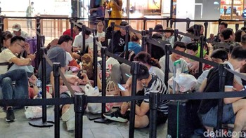 Tidak hanya warga Singapura, warga negara lain pun ikut mengantre termasuk dari Indonesia. Foto: Adi Fida Rahman/detikinet