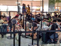 Penampakan Pengantre iPhone Menginap, Tak Gentar Hujan Deras