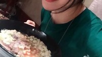 Aktris cantik berusia 37 tahun ini, tampil manis ketika makan malam dengan hidangan khas China di rumahnya. Foto: Istimewa
