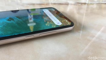 Dan juga, sama-sama menjalankan Android 8.1 murni atau Android One besutan Google. (Foto: Agus Tri Haryanto/detikINET)