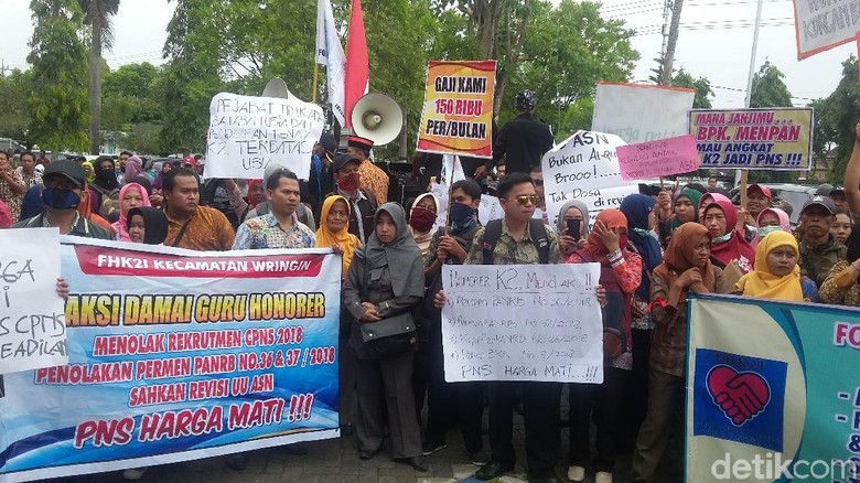 Tuntut Jadi PNS, Guru Honorer K2 Bondowoso Gelar Aksi Damai Tuntut Jadi PNS, Guru Honorer K2 Bondowoso Gelar Aksi Damai