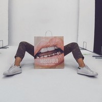 Para netizen pun menyesuaikan foto mereka dengan gaya masing-masing. Wanita berikut memilih untuk memakai kantung belanja Missguided, celana jeans, dan sepatu sneakers. Foto: Instagram @ellebrownx