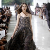 10 tahun berkarya, desainer Sapto Djojokartiko menggelar show tunggal pertamanya sekaligus menghadirkan koleksi terbarunya yang terinspirasi dari era 1980, berlangsung di Istora Senayan, Jakarta. Foto: Mohammad Abduh/Wolipop