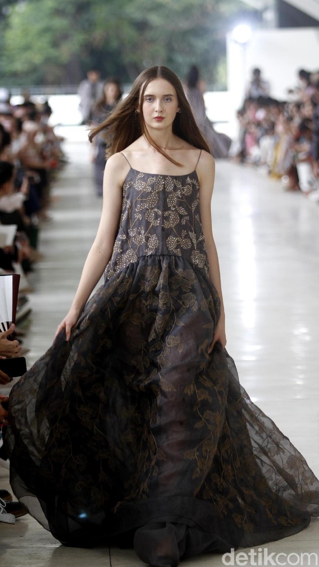 10 tahun berkarya, desainer Sapto Djojokartiko menggelar show tunggal pertamanya sekaligus menghadirkan koleksi terbarunya yang terinspirasi dari era 1980, berlangsung di Istora Senayan, Jakarta. Foto: Mohammad Abduh/Wolipop