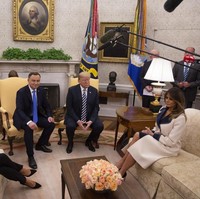 Netizen pun banyak berkomentar di Twitter tentang penampilan Melania Trump tersebut. Ada yang bercuit kalau Donald Trump tidak sanggup membayar penghangat ruangan sehingga istrinya harus memakai mantel di dalam ruangan. Foto: Getty Images