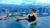 Lewat instagramnya, Patricia kerap membagikan momen makan dan minum. Seperti yang terlihat pada foto ini. Particia asyik menikmati segelas minuman dingin sambil berenang.  Foto: instagram patricia razer