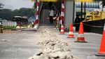 Trotoar Rusak di Depan Ratu Plaza Diperbaiki