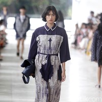 10 tahun berkarya, desainer Sapto Djojokartiko menggelar show tunggal pertamanya sekaligus menghadirkan koleksi terbarunya yang terinspirasi dari era 1980, berlangsung di Istora Senayan, Jakarta. Foto: Mohammad Abduh/Wolipop