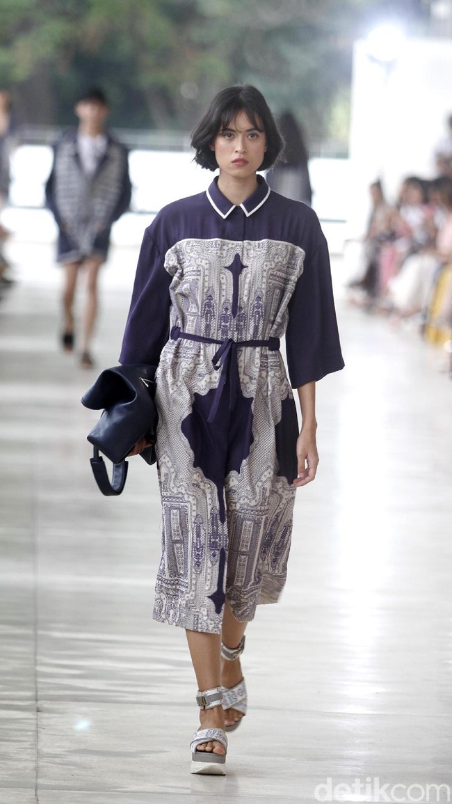 10 tahun berkarya, desainer Sapto Djojokartiko menggelar show tunggal pertamanya sekaligus menghadirkan koleksi terbarunya yang terinspirasi dari era 1980, berlangsung di Istora Senayan, Jakarta. Foto: Mohammad Abduh/Wolipop