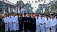 Emil dan Aher kompak berjalan mengkomandoi enam kepala daerah yang akan dilantik beserta para rombongan yang ada di belakangnya. Sepanjang jalan sejumlah elemen warga seperti ormas, pelajar dan paskibra turut berbaris menyambut rombongan.