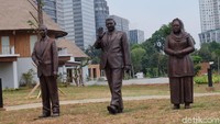 Ada juga Megawati, SBY, dan Presiden Jokowi yang berdiri berdampingan.  Foto: Tia Agnes