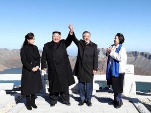Wujudkan Mimpi, Presiden Korsel Mendaki Gunung dengan Kim Jong-Un