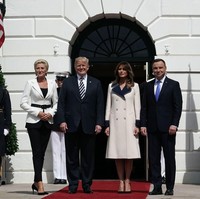 Melania Trump tampil formal mengenakan coat dress keluaran Gucci seharga USD 3.980 atau sekitar Rp 59 juta. Foto: Getty Images