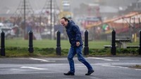 Badai ini pun menyebabkan banyak orang terluka dan merusak banyak kendaraan milik warga. Jeff J Mitchell/Getty Images.