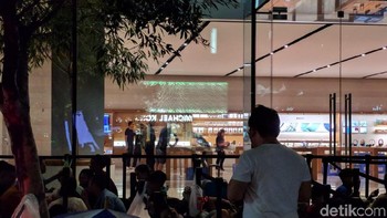 Begini kondisi terkini antrean iPhone yang mengular di Apple Store di wilayah Orchard, Singapura. Foto: Adi Fida Rahman/detikinet