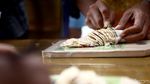 Aksi Emak-emak Lomba Potong Tempe Setipis Kartu ATM