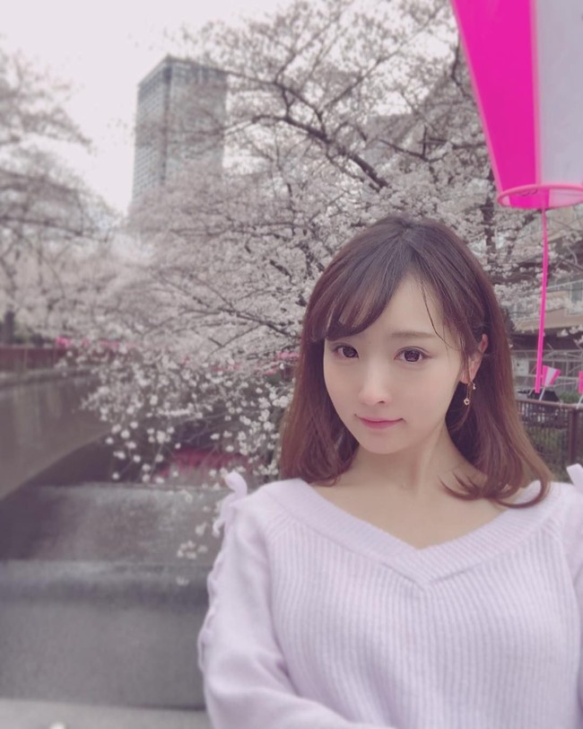 Ana kerap membagikan potret aktivitas dirinya di Instagram termasuk gaya busana dan makeup. Foto: Instagram