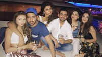 Wih, plesirannya Armaan mewah nih. Ia menikmati segelas minuman di atas yacht di Dubai. Siapa ya wanita di sampingnya? Foto: Instagram armaanmalik22