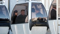 Moon dan Kim Jong-Un kemudian naik cable car bersama-sama menuju Danau Surga, sebutan bagi kaldera yang ada di puncak Gunung Paektu (Pyeongyang Press Corps/Pool via REUTERS)  