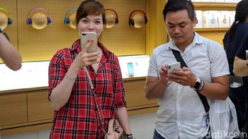 Asyiknya menjajal iPhone baru di Apple Store Singapura. (Foto: detikINET/Adi Fida Rahman)