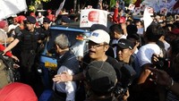 Saat melintas di perempatan Imam Bonjol-Kuningan, massa pendukung keduanya sempat menyerbu kedua bajaj itu ingin bersalaman. Namun mereka tidak bisa mengawal sampai depan KPU karena dijaga polisi. (Foto: ANTARA FOTO/Wahyu Putro)