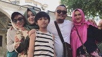 Rizky Febian ternyata sudah mengetahui perselingkuhan yang dilakukan oleh sang ibu, Lina sejak lama. Dok. Instagram/rizkyfbian